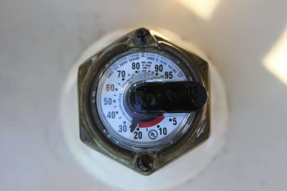 Percentage gauge under the dome of a propane tank